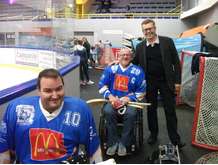 le capitaine de l'équipe Jean-Paul Leplumey et son adjoint Jérémy Guillerm avec Fabrice Deschamps Vice Président de la Ligue de Basse Normandie de Hockey sur Glace